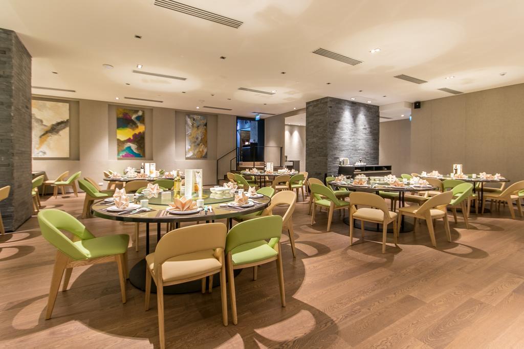 I'M Hotel Makati City Kültér fotó The interior of the restaurant
