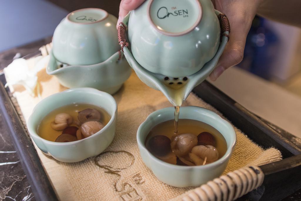 I'M Hotel Makati City Kültér fotó Tea being poured into a gaiwan